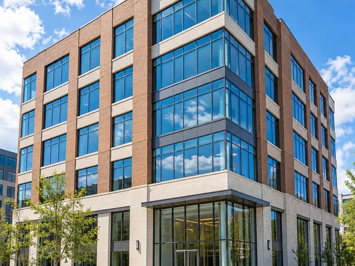 Immeuble de bureaux en brique et verre