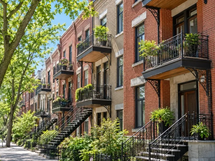 Rangée de plex en brique avec escaliers extérieurs, Montréal